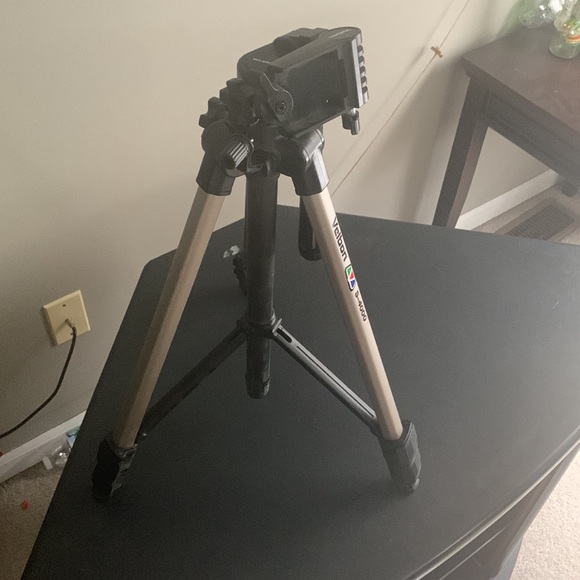 270 degree Velbon S-4000 Extendable Tripod - Picture 2 of 5